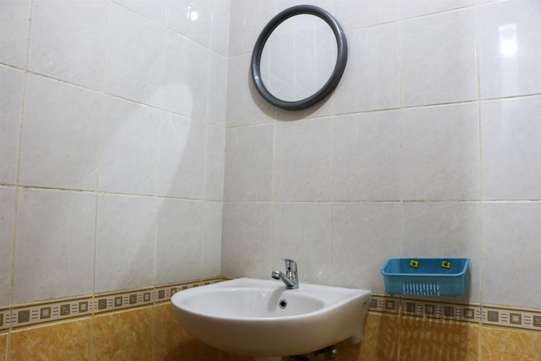 Bathroom 3, Spacious And Elegant 3Br At Grand Palace Kemayoran Apartment, Central Jakarta