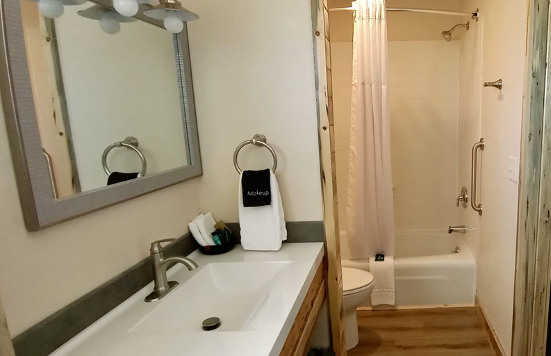Bathroom 4, Horseshoe Bend Motel, Big Horn