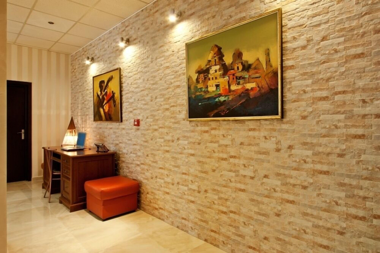 Others 5, Hotel Cheap, Stolichna