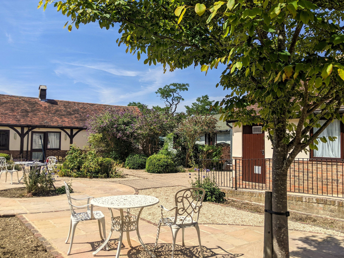 Exterior & Views 2, Kingfisher Barn, Oxfordshire