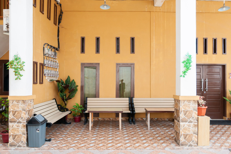 Exterior & Views 2, Urbanview Hotel Nisura Homestay Medan by RedDoorz, Medan