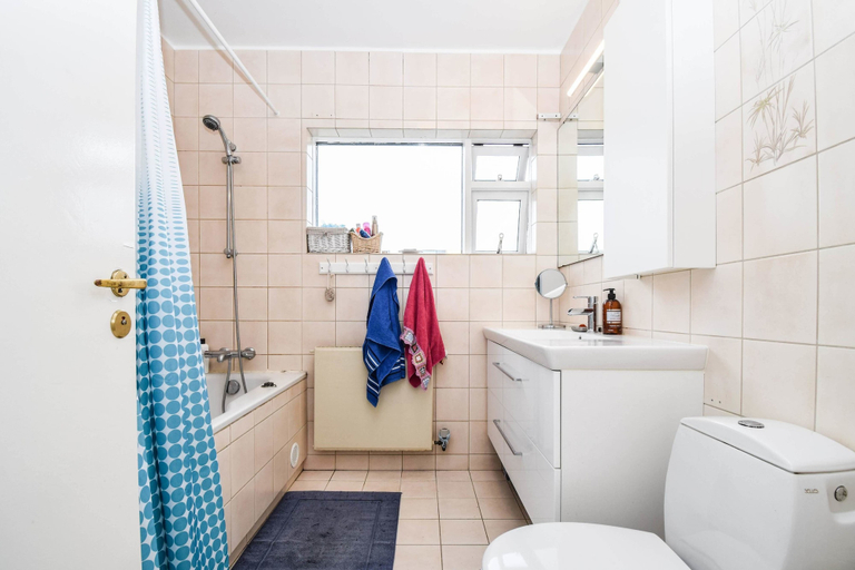 Bathroom, Apartment H10, Reykjavík