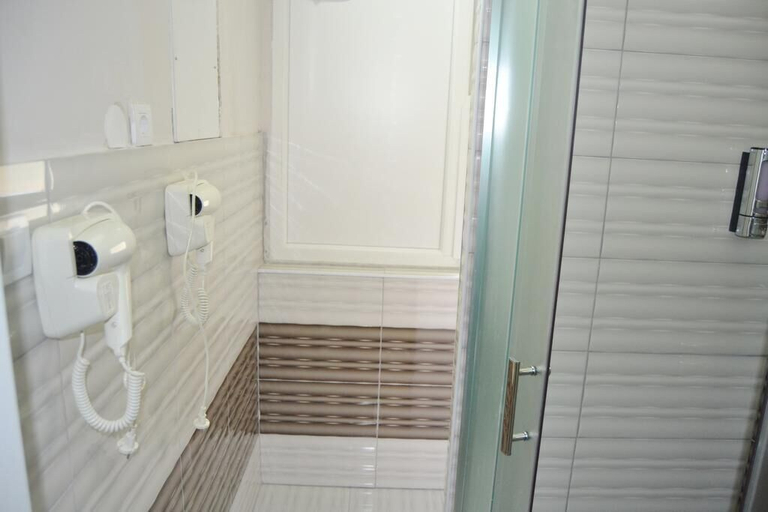 Bathroom 4, Moon Hostel, Priština