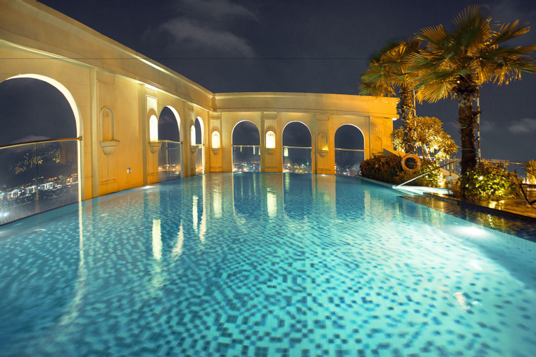Ami Splendid Rooftop Pool, District 4