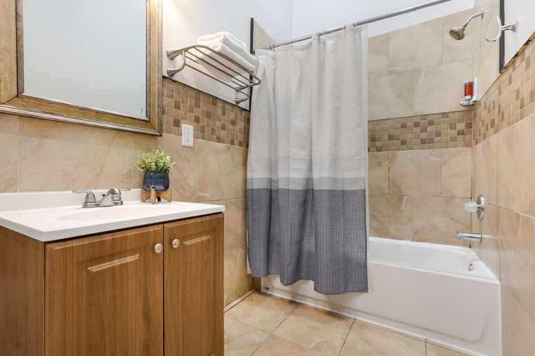 Bathroom 4, Downtown Spacious Suites by Hosteeva, Orleans