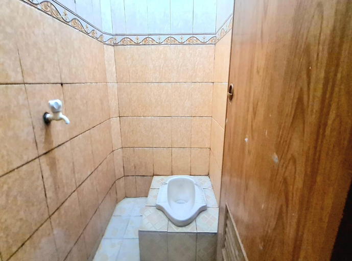 Bathroom 3, OYO 91327 Residence 38, South Jakarta