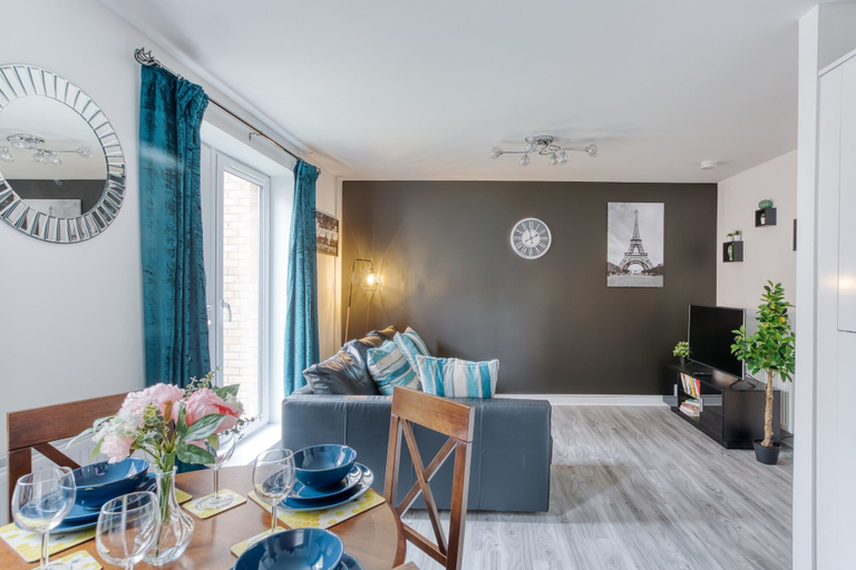 Others 3, Modern 2 Bed Apartment in Central City, Edinburgh