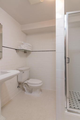 Bathroom 5, The Greens Hotel - Del Paso Blvd, Sacramento