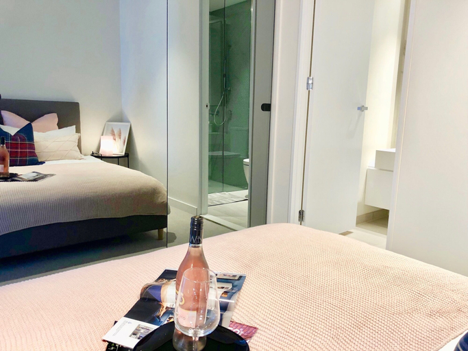 Bedroom 3, Deluxe and Brand New Lakeside Apartment, Melbourne