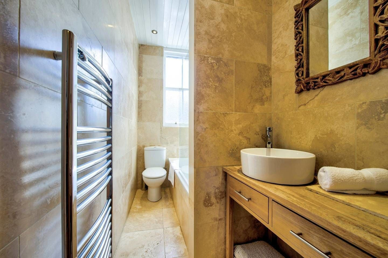 Bathroom, JOIVY Old Town 1-bed Apartment With Stunning Views, Edinburgh