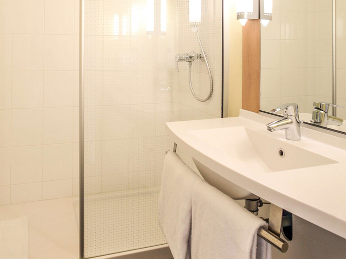 Bathroom 3, Ibis Chalons En Champagne, Marne