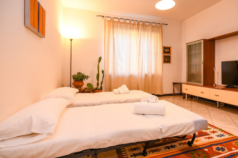 Bedroom 3, Desenzanoloft: Yellow Apartment, Brescia