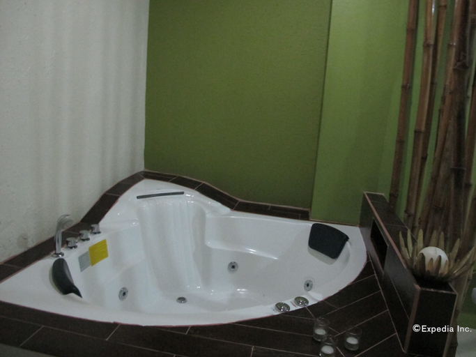 Bathroom 5, Sunset at Aninuan Beach Resort, Puerto Galera