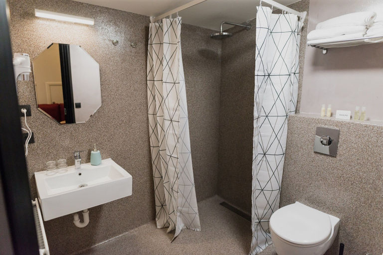 Bathroom 5, Hotel Duus, Reykjanesbær