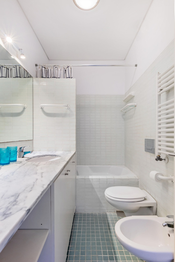 Bathroom 4, Chiado Prime Camões Apartment, Lisbon