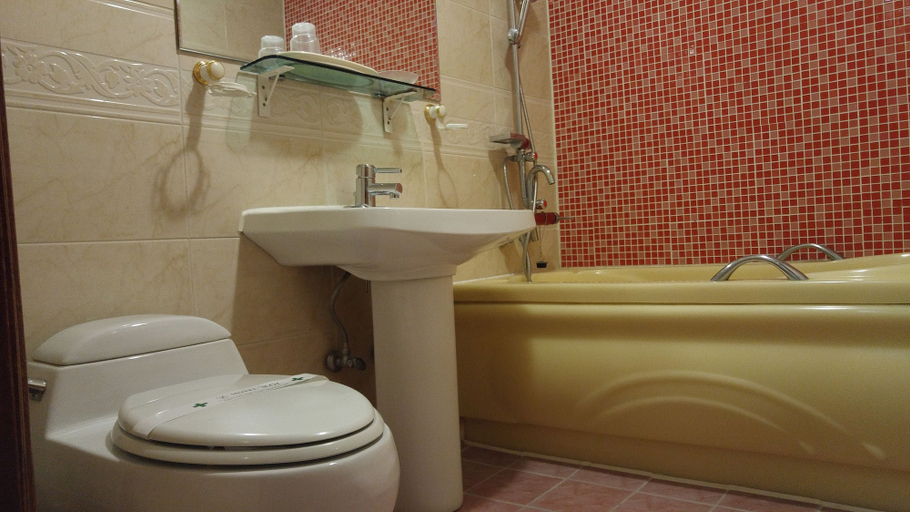 Bathroom 4, Loa Hotel, Nam
