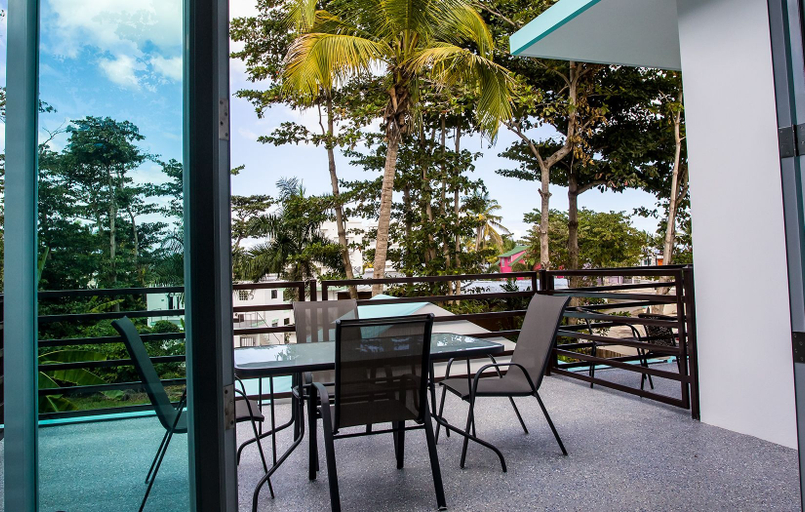 Food & Drinks, The Beach Pad