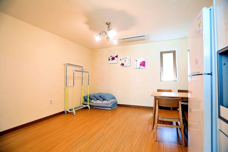 Bedroom 2, Eltz Town Pension, Jeju