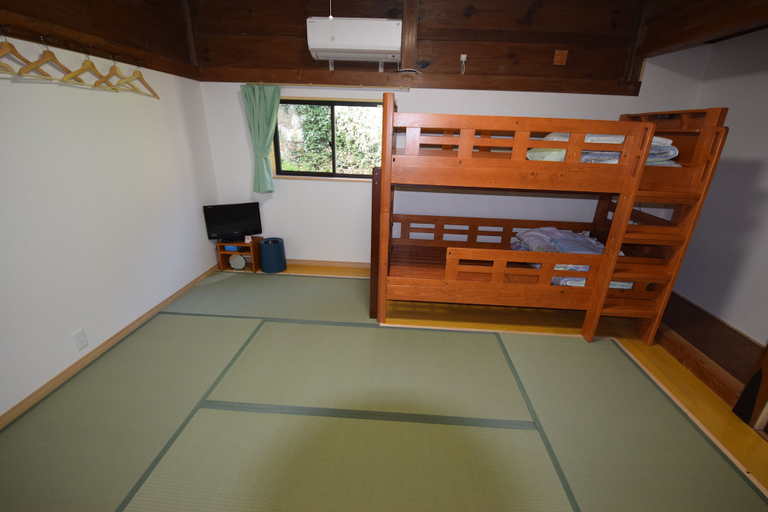 Others 4, Hanareya, Tsushima