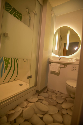 Bathroom 5, ibis budget Saint Martin de Crau Porte de Camargue, Bouches-du-Rhône
