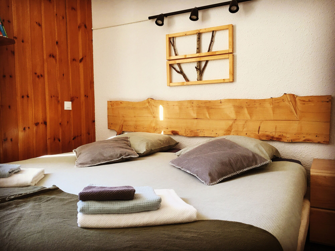 Bedroom 3, Au Bon Accueil, Isère