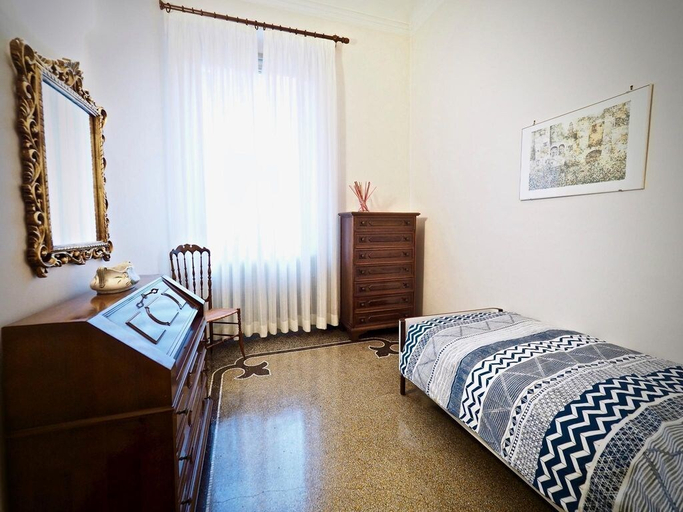 Room 4, Comoda Centrale Casa Ravasco, Genova