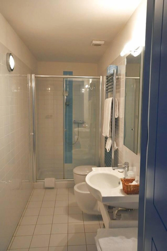 Bathroom 3, Albergo Due Fiumi, Pordenone