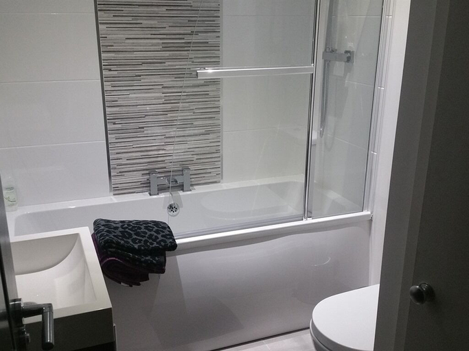Bathroom 3, Coast & City Apartments, Belfast