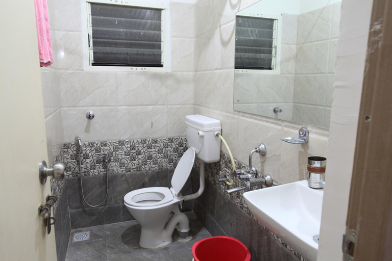 Bathroom 2, Qualtems Guest House, Bangalore
