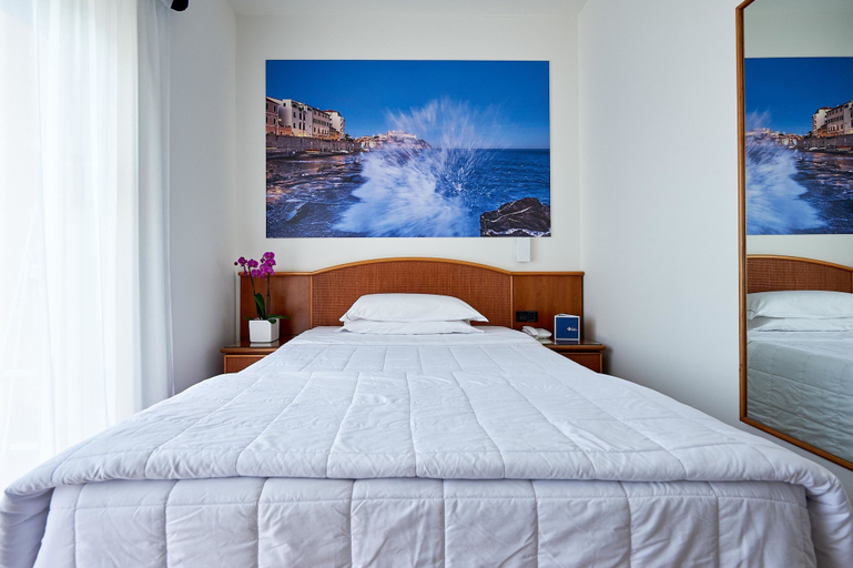 Bedroom 3, Hotel Croce di Malta, Imperia