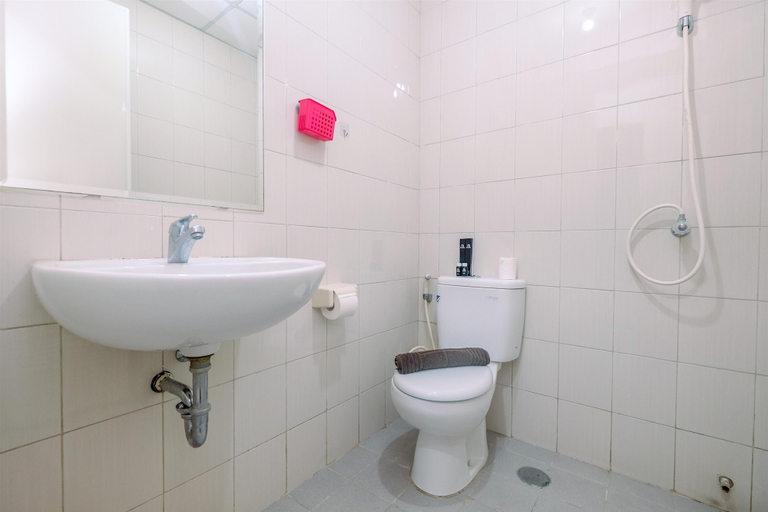 Bathroom 3, Modern And Comfort 2Br Apartment At Signature Park Grande, East Jakarta