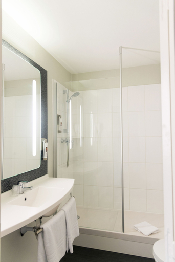 Bathroom 4, ibis Laval le Relais d'Armor, Mayenne