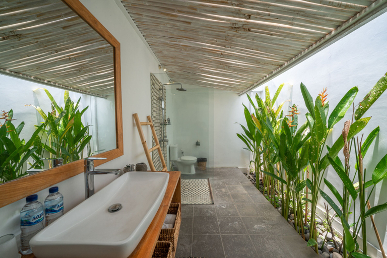 Bathroom 5, Villa Nahema: 4BR Villa in Seminyak Next to the Beach, Badung