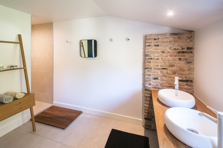 Bathroom 3, Villa Courreau, Gironde