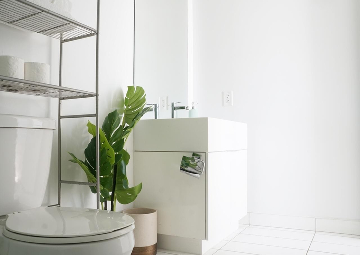 Bathroom 2, City Place 2 BDRM Downtown with Parking, Toronto