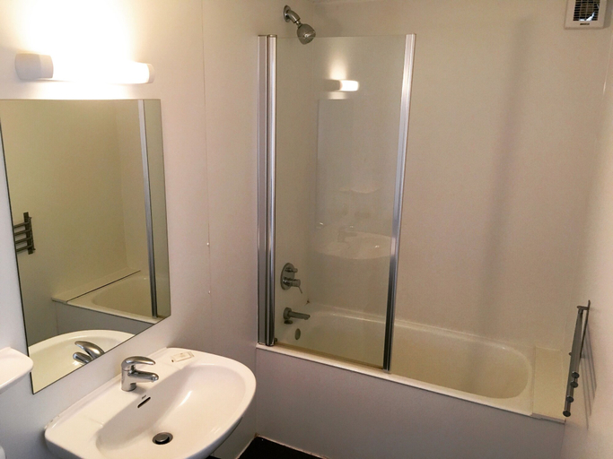 Bathroom 3, Hotel Au Bon Accueil, Isère