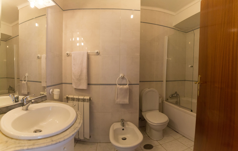 Bathroom 4, House and People - Artur Bivar, Braga