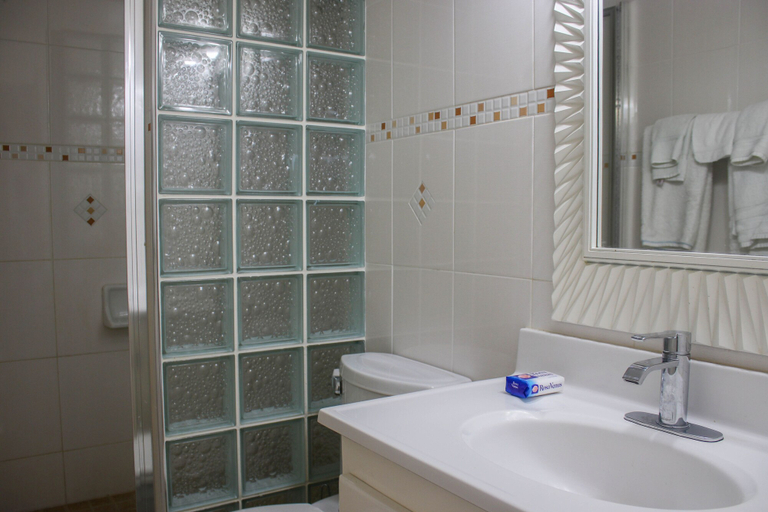 Bathroom, Green Island Beach 43C - Turtle Tower