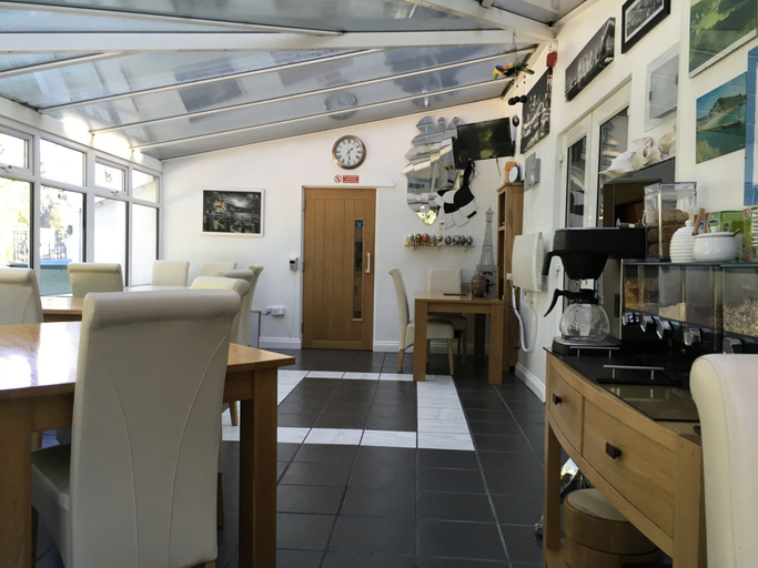 Food & Drinks 5, Cherrywood Lodge, Cornwall