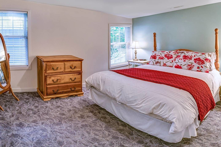 Bedroom 2, Oak Tower Townhouse-1.5 Blocks to OSF, Jackson
