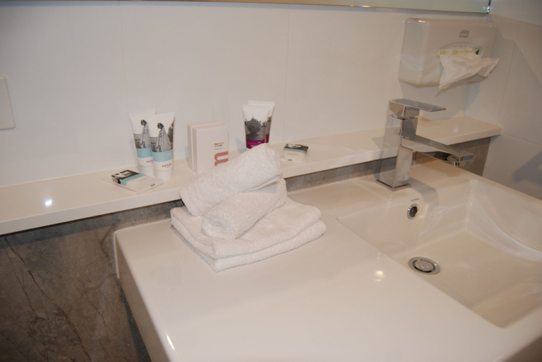Bathroom 5, Mercure Warragul, Baw Baw - Pt B West