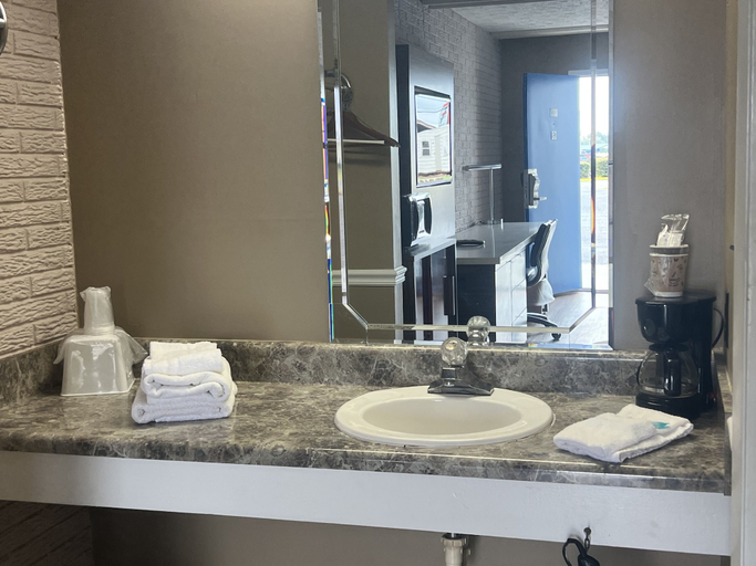 Bathroom 4, Towne Inn, Talladega