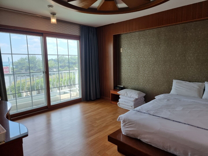 Bedroom 4, Benikea Mountain and Sea Yangyang, Yangyang
