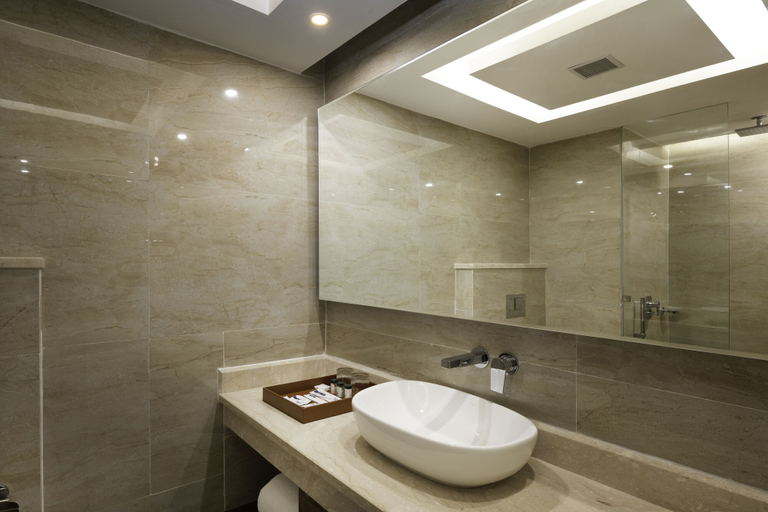 Bathroom 5, Cygnett Inn Paras, Dehradun