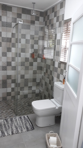 Bathroom 3, Vergenoegd Guesthouse, City of Cape Town