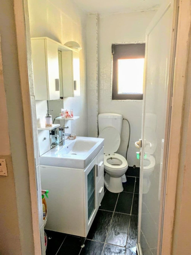 Bathroom 5, Atlantic Apartments