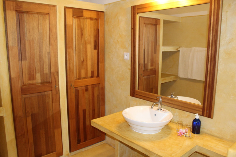 Bathroom 5, Chantauvent Guesthouse