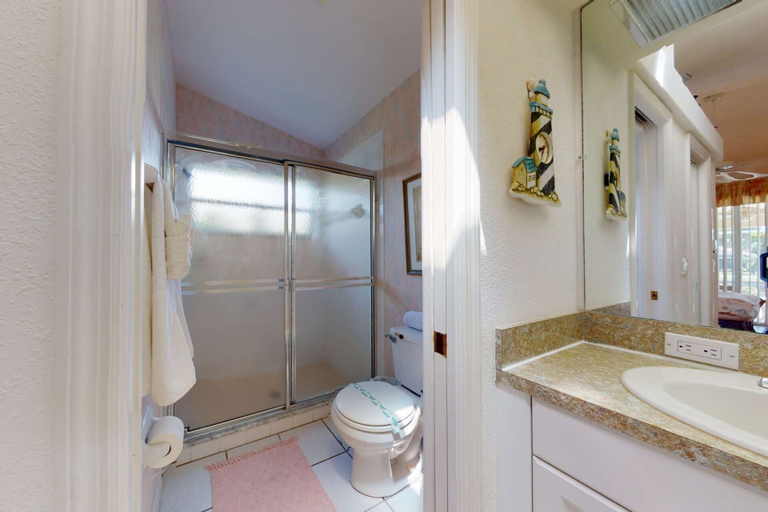 Bathroom 3, 2318 SE 6th Ave, Lee