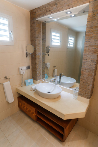 Bathroom 5, Hotel Calypso, Atsinanana