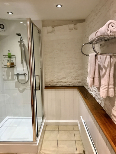 Bathroom 3, Lucy's Tearoom B&B, Gloucestershire